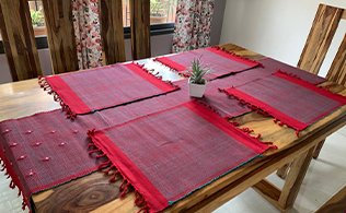 Table Runner with set of 4 Mats